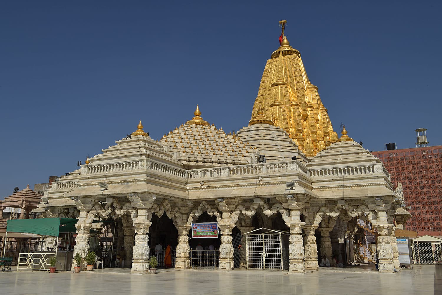 Book taxi from Rajkot to Ambaji