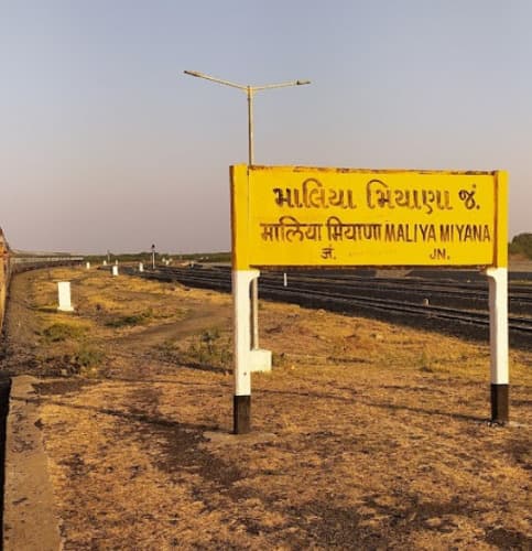 Book taxi from Rajkot to Maliya