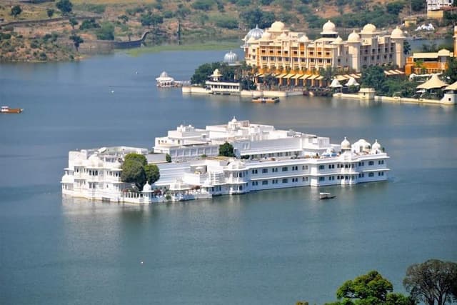 Book taxi from Rajkot to Udaipur